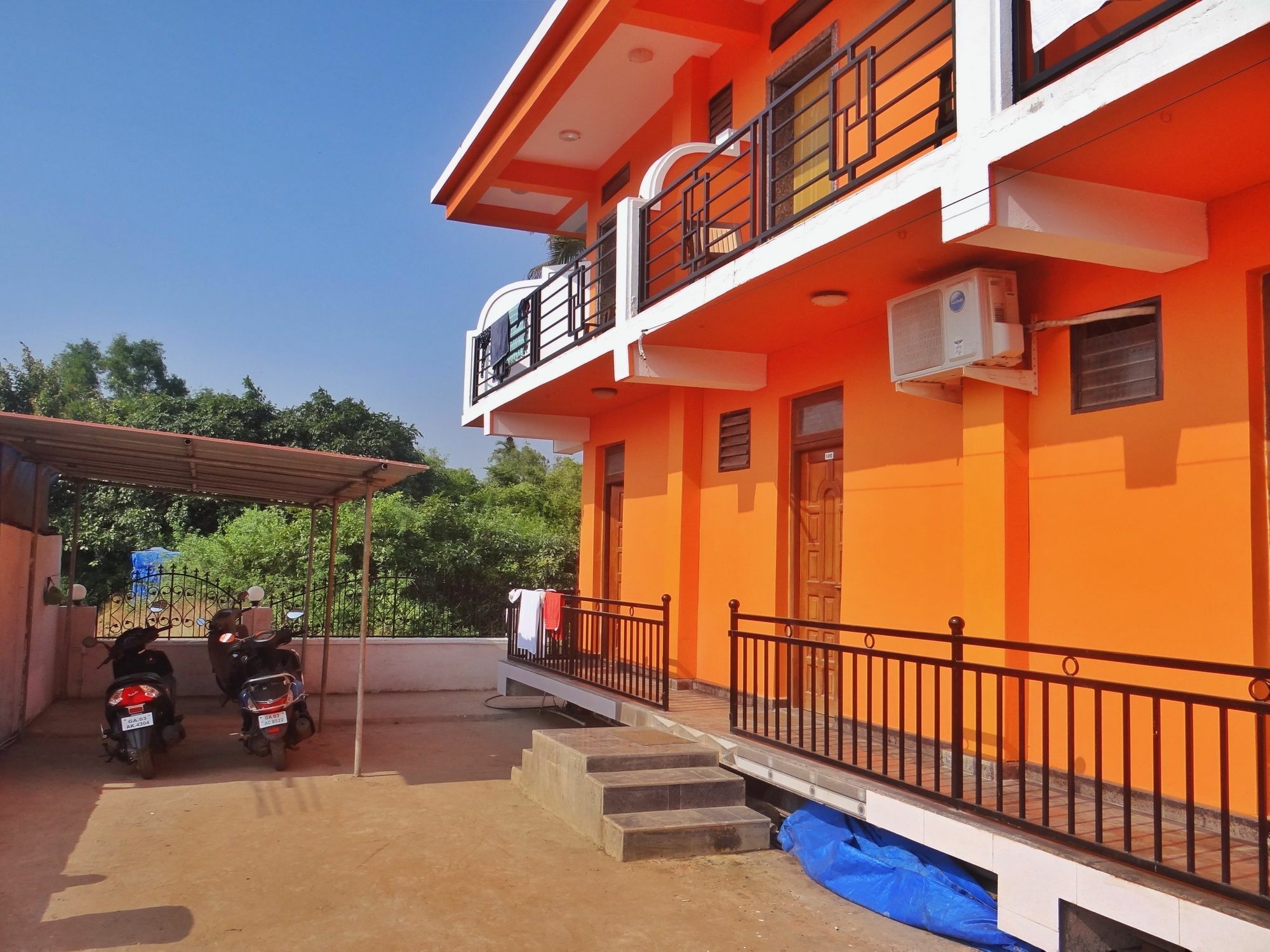 Oyo 15626 The Sovva Hotel Morjim Exterior foto